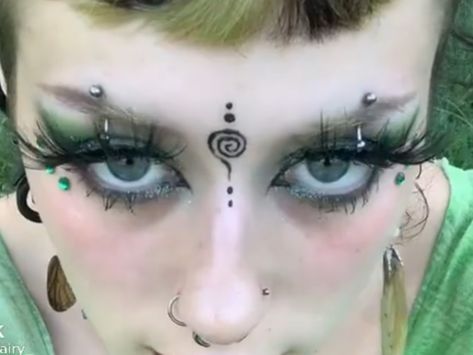 Forehead Design Makeup, Ethereal Eyeshadow Looks, Fairy Eyebrows, Forehead Makeup Art, Hippie Goth Makeup, Alternative Makeup Grunge, Hippie Eyeliner, Hippy Makeup, Hippie Makeup Looks