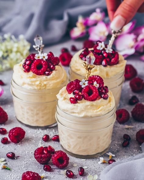 Creamy Vegan Vanilla Pudding Mousse Recipe #vanilla #veganrecipe #pudding #custard #vanillepudding #creamy #vegandesserts #dessert Easy Creamy Desserts, Vegan Moose, Vanilla Pudding Mousse, Fancy Pudding, Vanilla Mousse Recipe, Vanilla Custard Tart, Vanilla Pudding Desserts, Pudding Custard, Light Summer Desserts