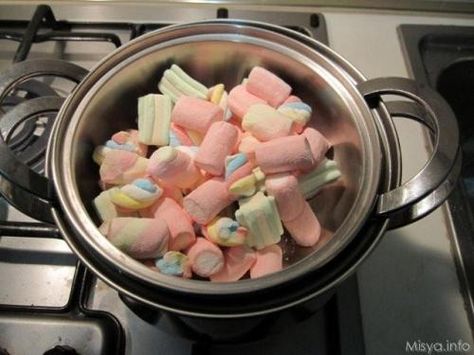 Chi frequenta i vari blog e forum di cucina sicuramente conoscerà la ricetta per preparare il marshmallow fondent o MMF. L'MMF è una pasta ottenuta dal'unione delle Marshmallow Fondant, Marshmallows, Frosting, Fondant, Pasta