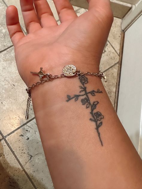 Tattoo Inspo Aesthetic, Wrist Tattoo Ideas, Cute Simple Tattoos, Cross Tattoos For Women, Hand Tattoos For Girls, Cute Hand Tattoos, Pretty Hand Tattoos, Neck Tattoos Women, Small Pretty Tattoos