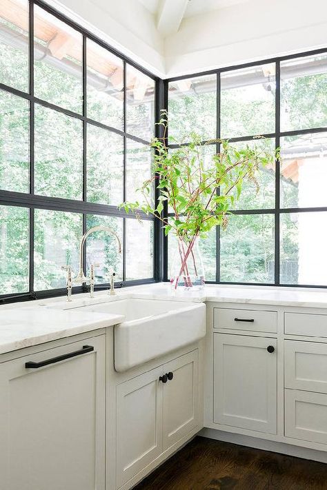 Pia e janela Black Framed Windows, Farmhouse Style Kitchen Cabinets, Modern Kitchen Window, Corner Kitchen Sink, Interior Reference, Framed Windows, Corner Sink Kitchen, Kitchen Sink Design, Dream Interior