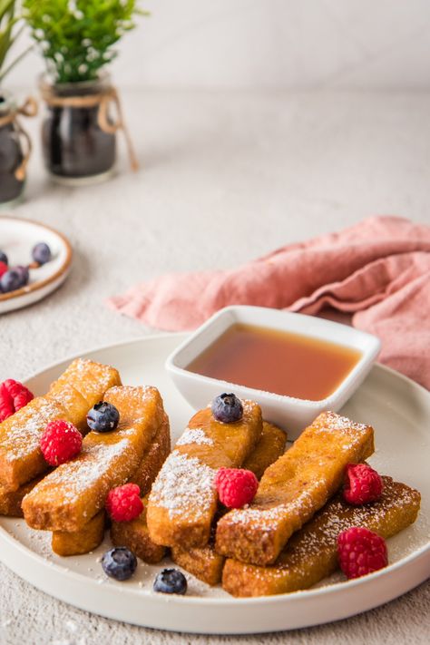 These frozen French toast sticks are so easy and delicious - crispy on the outside, soft and fluffy on the inside, it's a great breakfast for the entire family! Frozen French Toast Sticks, Frozen French Toast, Homemade French Toast Recipe, Homemade French Toast, Classic French Toast, Brioche French Toast, French Toast Sticks, Berry Compote, Fruit Compote