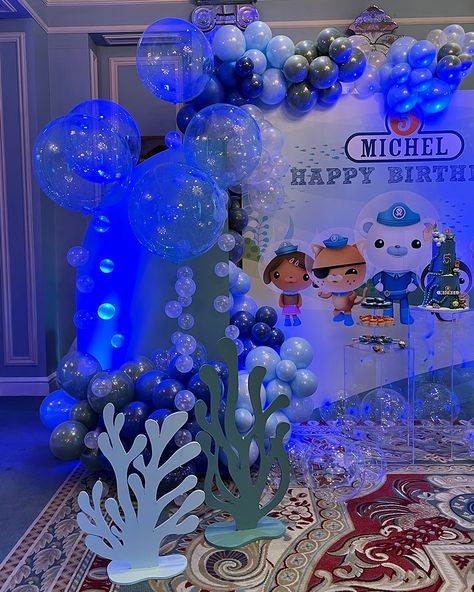 🌟🌊 Octonauts Extravaganza! 🌊🌟 We had the absolute pleasure of creating this lush Octonauts-themed party in January alongside the talented event planner @mozartconcierge at the luxurious @the_lanesborough hotel. Every single balloon at this event was a delight! 💙✨ From the mesmerizing backdrop with balloons and seagrass wooden stand, to the enchanting lights, stunning sea-themed balloon bouquets along the wall, and the show-stopping large octopuses - each detail was crafted to perfection! 🐙🎉... Single Balloon, Octonauts Birthday Party, Octonauts Party, Make Waves, Balloon Art, Balloon Bouquet, Event Styling, 5th Birthday, Birthday Balloons