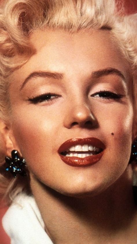 Marilyn Monroe Makeup, 50s Makeup, Lipstick Photos, Red Eyeliner, White Eyeshadow, Joe Dimaggio, Marilyn Monroe Photos, Actrices Hollywood, Norma Jean