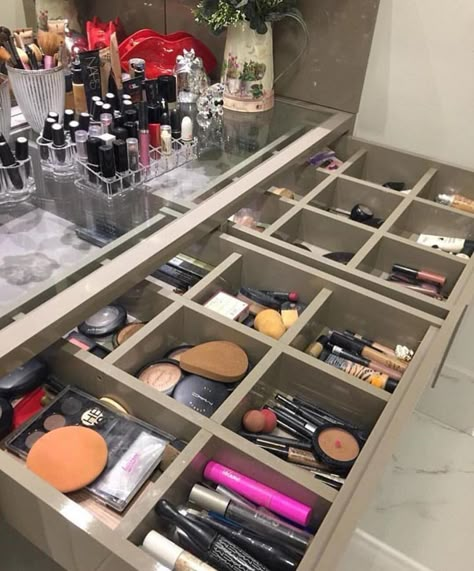 Organized Makeup, Rangement Makeup, Bathroom Wallpaper Ideas, Simple Home Decor Ideas, Dressing Room Decor, Dressing Room Closet, Dream Closet Design, Closet Design Layout, Makeup Drawer