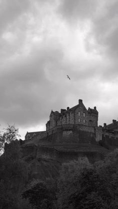 London Elopement, Edinburgh Castle Scotland, Scotland Elopement, Uk Video, Filmy Vintage, Dark Castle, Edinburgh Wedding, Castle Scotland, Castle Aesthetic