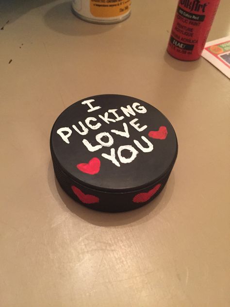 Valentine for my hockey player <3 Hockey Bf, Hockey Boyfriend, Hockey Valentines, Cadeau St Valentin, Hockey Girlfriend, Bf Gifts, Hockey Gifts, Diy Gifts For Him