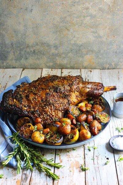 Christmas Roast Recipes, Lamb Leg Roast, Lamb And Potatoes, Lamb Roast Recipe, Roast Leg Of Lamb, Lamb Leg Recipes, Roast Dinners, Christmas Roast, Dinner Party Food