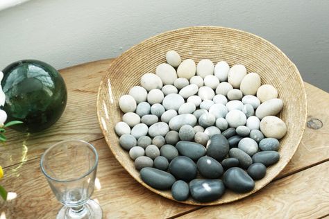 Rock Display Ideas Diy, How To Display Rocks, Display Seashells, Decorating With Natural Elements, Greenhouse Studio, Decorating With Nature, Accent Table Decor, Cheap Garden, Earthy Home Decor