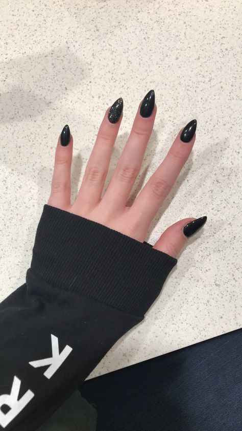 Short Black Stilleto Nails Designs, Short Pointy Black Nails, Black Sharp Almond Nails, Short Sharp Black Nails, Black Stelito Nails, Black Short Stiletto Nails, Black Nails Acrylic Almond, Black Sharp Nails, Short Black Stiletto Nails