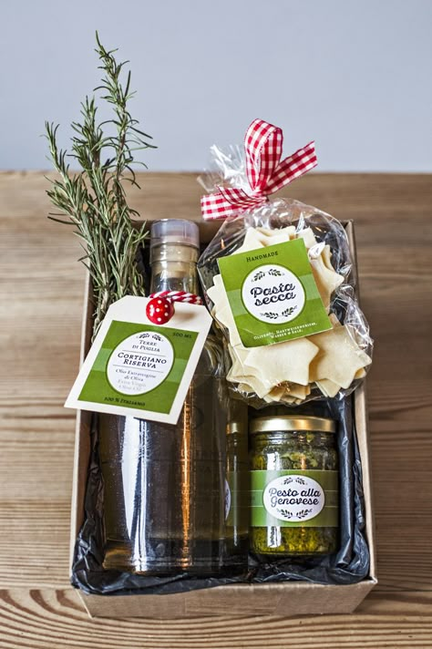 Handmade Italian Food Gift basket with pasta, pesto and extra vergin olive oil from italy Christmas Food Gift Baskets, Italian Gift Baskets, Diy Christmas Gift Baskets, Coffee Lover Gifts Basket, Gift Basket Diy, Pasta Gifts, Christmas Diy Food, Gift Baskets Diy, Cookie Gift Baskets