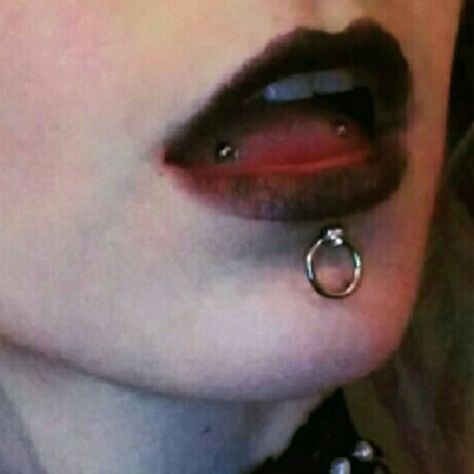 Mall Goth Jewelry, Nu Goth Outfits, Goth Outfits Aesthetic, Lip Piercing Ring, Unconventional Makeup, Mall Goth, Cool Piercings, Lip Ring, Gothic Aesthetic