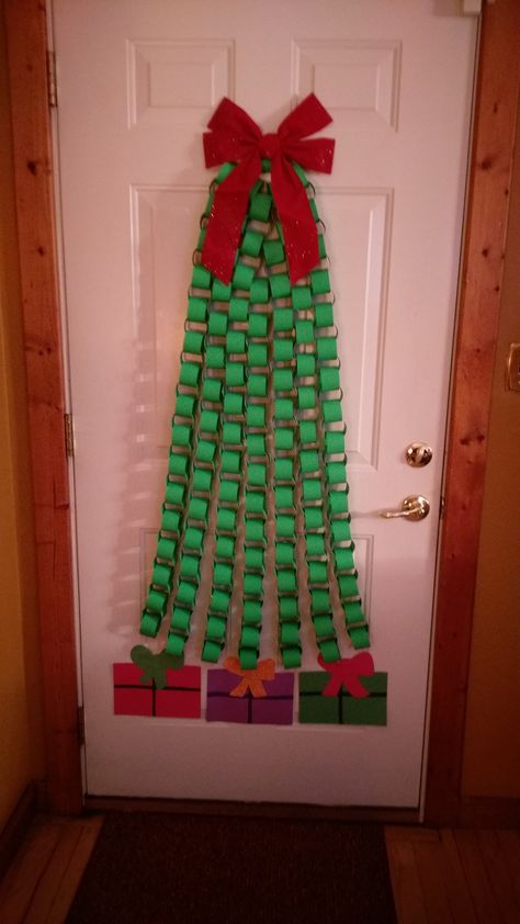 Winter Door Decorations Classroom, Christmas Classroom Door, Wall Christmas Tree, Paper Christmas Decorations, Christmas Homescreen, Handmade Christmas Crafts, Door Decorations Classroom, Paper Christmas Tree, Christmas School