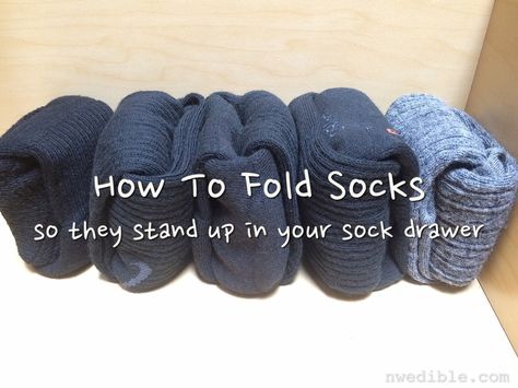 How to fold socks the Marie Kondo Way so they stand up in your sock drawer. Sock Drawer Organization, Konmari Organizing, Folding Socks, Marie Kondo Organizing, Organize Life, Sock Organization, Konmari Method, Sock Drawer, How To Fold