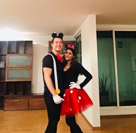 Disfraz en pareja Disney Halloween Parejas, Insta Caption, Chica Cool, Mouse Costume, Couples Halloween Outfits, Ideas Regalos, Couple Costumes, Couples Halloween, Mini Mouse