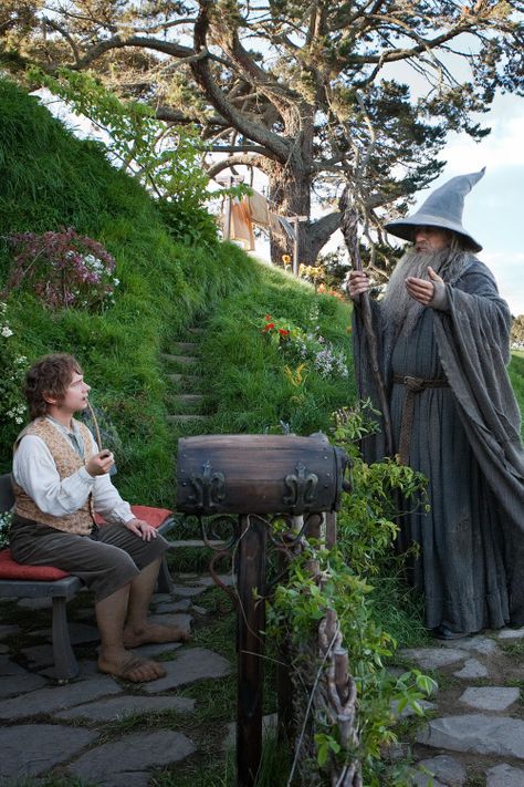 The Hobbit Characters, Hobbit Pictures, Short Shelf, The Hobbit An Unexpected Journey, Sir Ian Mckellen, Casa Hobbit, Hobbit An Unexpected Journey, Gandalf The Grey, Peter Jackson