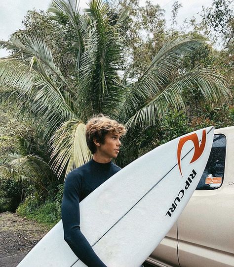 Cole Alves, Surfer Boy Aesthetic, Streetwear Summer Fashion, Surf Guys, Pinterest Boy, Surf Boy, Surf Boys, Hot Surfers, Surfer Guys