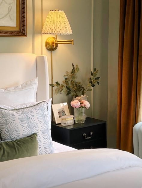 Classic Transitional Bedroom, Nora Ephron Bedroom, Nancy Myers Bedroom Aesthetic, Traditional Green Bedroom, Nancy Meyers Bedrooms, Small Classic Bedroom, Nancy Meyers Bedroom Ideas, Nancy Meyers Interiors Master Bedrooms, Nancy Meyer Bedroom