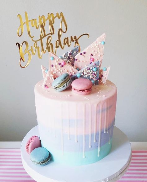 Pastel Birthday cake | macaroons | pink, purple and blue | spring colors | cake inspo Macaroons Birthday, Macaroons Pink, Pastel Birthday Cake, Gökkuşaği Pasta, Kue Macaroon, Macaroon Cake, Purple Cakes Birthday, 14th Birthday Cakes, Teen Cakes