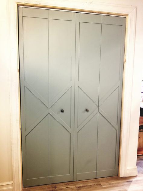 Budget Bifold Door Makeover • THE HOMEMADE ABODE Bifold Doors Makeover, Diy Closet Doors, Door Makeover Diy, Closet Door Makeover, Bifold Door, Bifold Closet Doors, Diy Wardrobe, Wardrobe Door, Closet Door