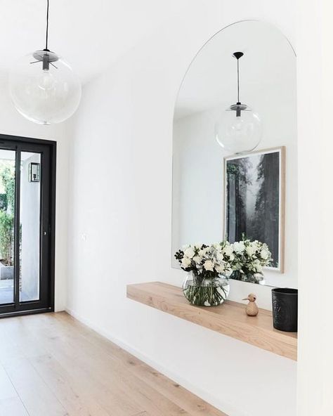 #Beautiful entrance hallway #floating shelf #Mirror #Glass pendants #Beachwood entry inspiration Entryways Ideas, Entry Inspiration, Float Shelf, Hallway Shelf, Mirror Shelf, Hallway Mirror, Interior Design Per La Casa, Brooklyn Brownstone, Modern Entryway