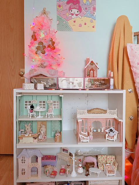 Calico Critter Storage, Calico Critters Display, Sylvanian Families Display, Abba Tattoo, Calico Critters Families, Calico Critter, Room Organisation, Mini City, Parents Room