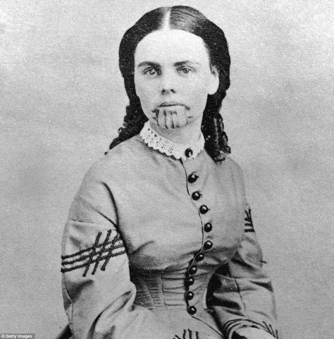 Olive Oatman was taken in by the Mojave tribe after her family was killed. In 1858, the Mojave tattooed her chin to ensure her passage into the afterlife. Olive Oatman, Christophe Jacrot, Pioneer Girl, Powerful Pictures, History Tattoos, Unique People, Blue Tattoo, Western Film, Ellis Island