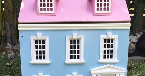 Why is it that most dollhouses seem to be smothered in pink paint! Here are some quick tips for repainting your second hand dollhouse. ... Diy Paint Dollhouse, Paint Dollhouse, Hand Painted Dolls House, Restore Dollhouse, Old Doll House, Kid Kraft Dollhouse Makeover, House Crafts, Home Design Diy, Doll House Crafts