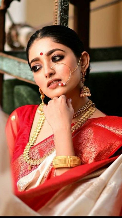 Minimalist Bengali Bride, Bengali Wedding Outfits, Simple Bengali Bride, Bengali Haldi Look, Bengali Girl Aesthetic, Bengali Bride Traditional Look, Bengali Wedding Look, Bengali Makeup, Bengali Woman