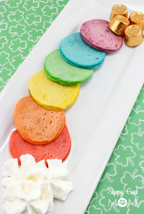 Mini Rainbow Pancakes for St. Patrick's Day - Sippy Cup Mom Patrick Day Decorations, St Patricks Food, St Patrick Day Snacks, Rainbow Pancakes, St Patrick Day Treats, St Patrick Day Activities, St Patricks Day Food, Holiday Snacks, Saint Patties