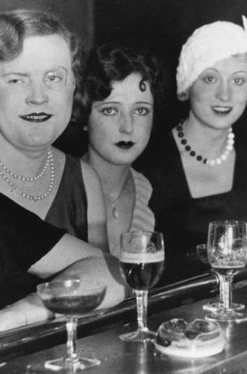 about 1930- transvestites at the Eldorado nightclub in Berlin Le Monocle, Underground Club, Fritz Lang, Burlesque Show, Memorial Museum, Project Inspiration, Cabaret, Night Club, 20th Century