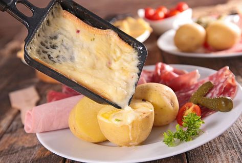 De délicieux morceaux de charcuterie et des pommes de terre recouvertes de fromage fondu… Difficile de résister à une raclette durant les longues soirées d’hiver. Mais comment faire pour la rendre plus légère ? L’animatrice Julie Andrieu partage ses conseils. Pizza Raclette, Raclette Originale, Raclette Recipes, Raclette Party, Raclette Cheese, Fondue Recipes Cheese, Raclette Grill, Crepe Maker, Grilled Pork Tenderloin