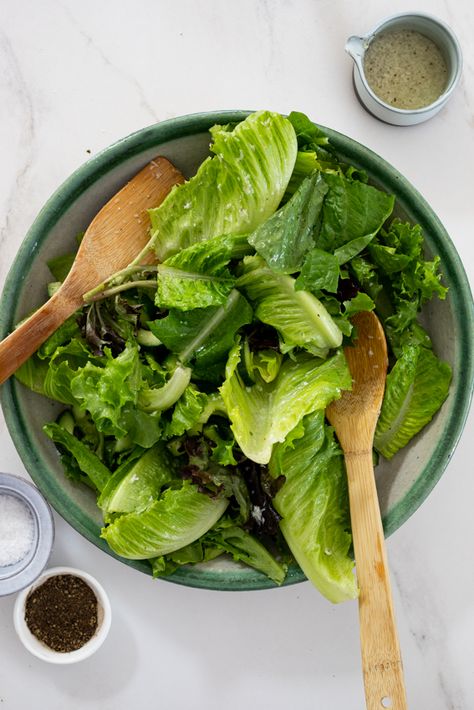 Green Salad Dressing, Side Salad Recipes, Green Salad Recipes, Simple Green Salad, Lettuce Salad, Fruit Salad Recipes, Easy Salad Recipes, Perfect Side Dish, How To Make Salad