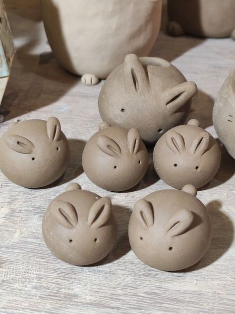 7 DIY Home Decor Ideas with Clay Cute Simple Clay Sculptures, Diy Clay Sculpture Ideas Easy, Easy Ceramic Animals, Ceramic Figures Cute, Cute Small Ceramics Ideas, Cute Air Dry Clay Ideas Animals, Easy Things To Sculpt, Ceramic Animals Sculpture Easy, Cermanic Mug Ideas