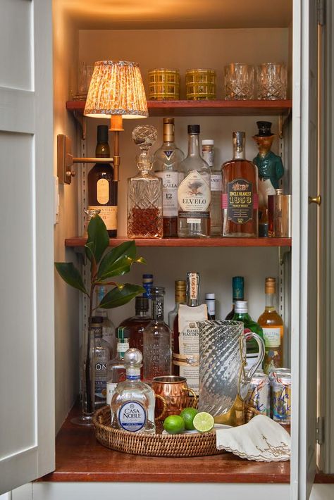 Small Home Bar Ideas, Cute Lighting, Bar Shelving, Small Bars For Home, Bandeja Bar, Home Bar Ideas, Bar Tray, Bar Cart Styling, Built In Cabinet