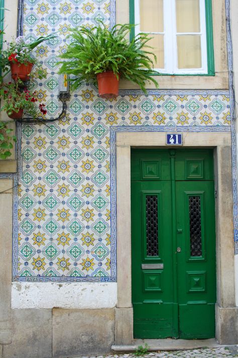 Azulejos padrão são muito recorrentes em fachadas de Portugal e futuramente Brasileiras. Lisbon Travel, Portuguese Culture, Portuguese Tiles, Casa Exterior, Portugal Travel, Spain And Portugal, Beautiful Doors, Lisbon Portugal, Lisbon