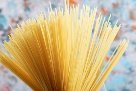 Long raw spaghetti on colorful. | Free Photo #Freepik #freephoto #food #cooking #pasta #spaghetti Raw Spaghetti, Ragu Bolognese, Tagliatelle Pasta, Pasta Varieties, Cooking Pasta, Meat Lasagna, Pasta Bolognese, Pasta Spaghetti, Italian Pasta Dishes