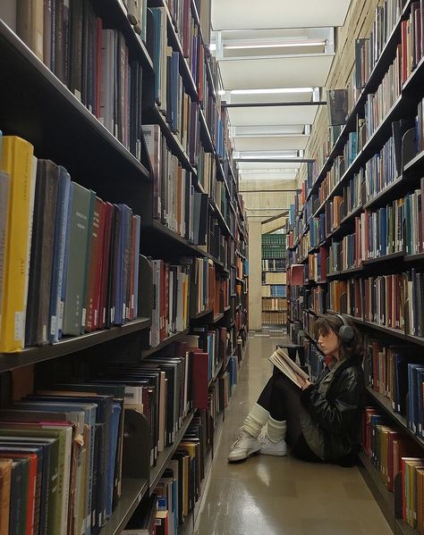 Library Study Session, Library Pictures Instagram, Old Library Aesthetic, Library Vibes, Autumn Academia, Library Photo Shoot, Reading Meme, National Novel Writing Month, Library Pictures