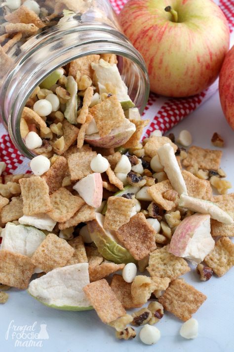 Whip up this fall inspired Easy Apple Pie Trail Mix in just minutes with only 4 simple ingredients. Trail Mix Snack, Trail Mix Recipe, Apple Basket, Trail Mix Recipes, Snack Mixes, Homemade Trail Mix, Easy Apple Pie, Chex Mix Recipes, Fall Snacks