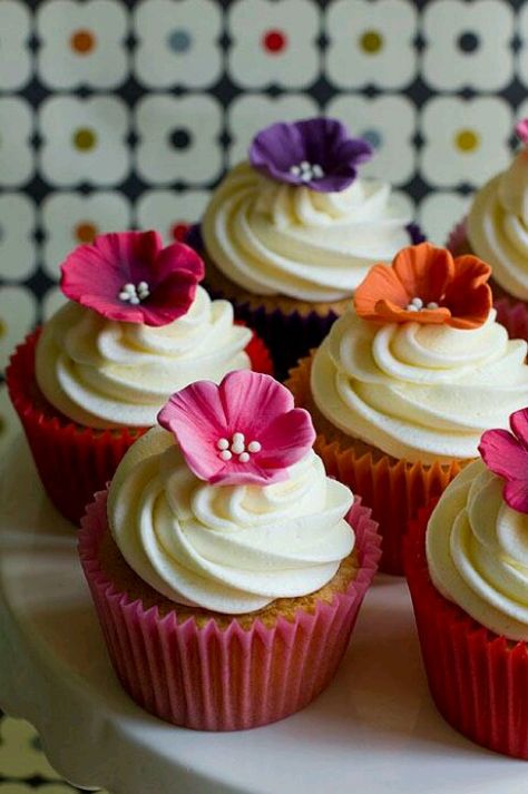 Flor Hawaiian Flower Cupcakes, Luau Party Cupcakes, Muffins Decorados, Hawaiian Cupcakes, Moana Cupcake, Tropical Cupcakes, Hawaiian Cake, Iced Biscuits, Individual Cakes