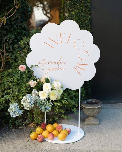 Welcome Sign On Table, Diy Event Signage, Vintage Wedding Signage, Wedding Signage Design, Wedding Sign Board, Event Welcome Sign, Creative Ideas To Make, Trending Wedding, Welcome Board