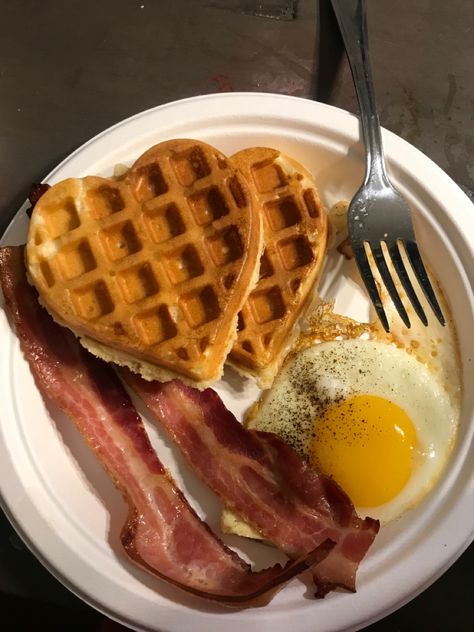 Heart Waffles, Homemade Brunch, Yummy Healthy Breakfast, Food L, Summer Snacks, Food Is Fuel, Food Obsession, Juicing Recipes, Healthy Foods To Eat