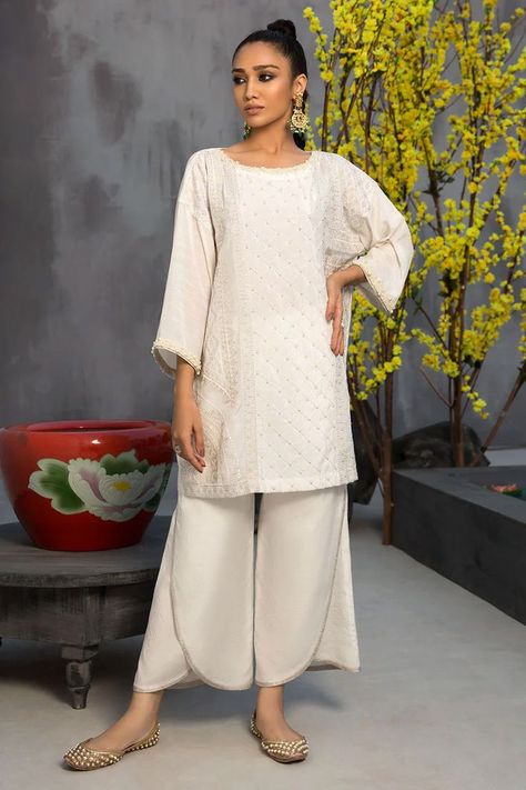 Best Designer Suits, Women Trousers Design, Long Blouse Designs, Cotton Short Dresses, Womens Pants Design, Kaftan Designs, Simple Kurta Designs, Pattern Dress Women