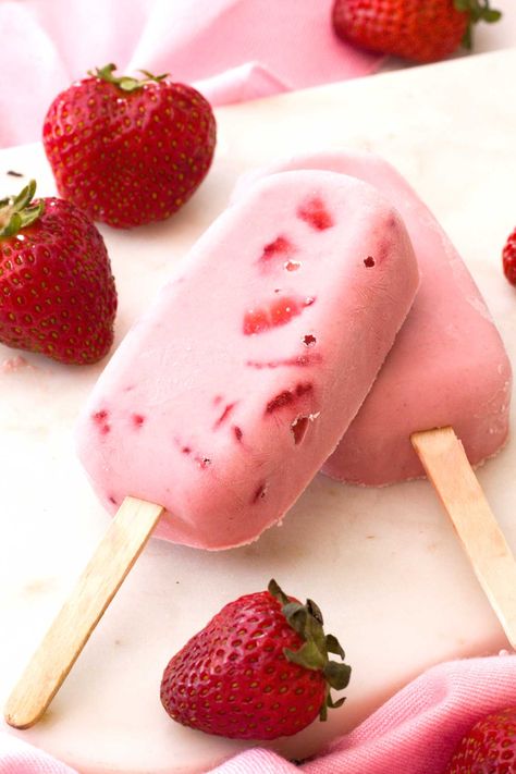 EASY Strawberry Yogurt Popsicles Dipped in Chocolate Strawberry Greek Yogurt Popsicles, Strawberry Ice Lollies, Strawberry Yogurt Popsicles, Greek Yogurt Popsicles, Strawberry Greek Yogurt, Milk Popsicles, Frozen Yogurt Popsicles, Sunday Baking, Strawberry Popsicles