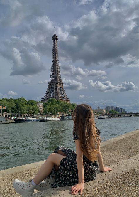 parisian style, eiffel tower, eiffel tower photo spots, paris, france, platform converse, made with love converse, hair inspo, travel hacks, travel inspo, casual outfit, outfit inspo, style inspiration, fashion Eiffel Tower Photo Spots, Eiffel Tower Pose Ideas, Effile Tower Poses, Poses With Eiffel Tower, Paris Reference Photo, Poses In Front Of Eiffel Tower, Effiel Tower Outfits, Paris Effil Tower Pictures, Eiffel Tower Poses Pictures