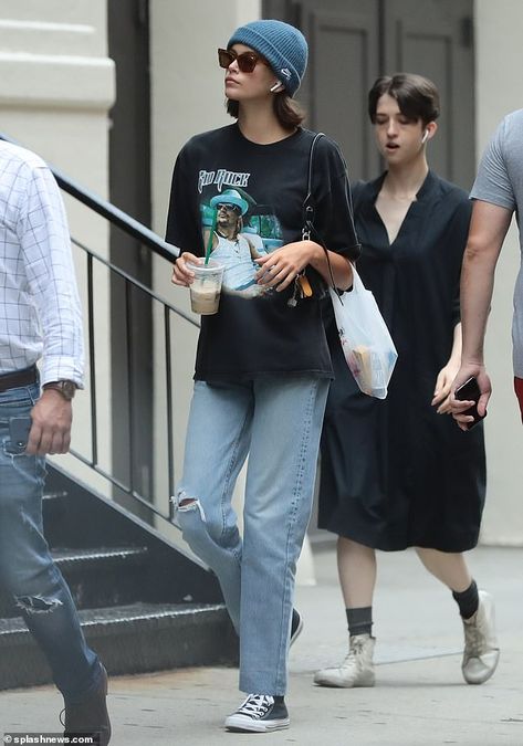 Kaia Jordan Gerber steps out in a Kid Rock t-shirt as she steps out for a coffee run in SoHo | Daily Mail Online Kaia Gerber Street Style, Kaia Jordan Gerber, Kaia Gerber Style, British Fashion Awards, Outfits With Converse, Kid Rock, Outfit Jeans, Kaia Gerber, Rock T Shirts