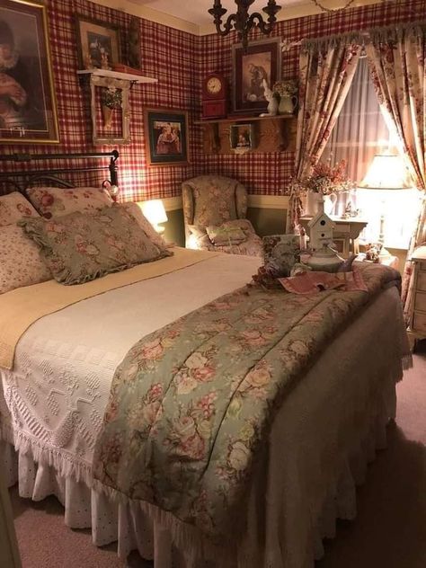 Dream Cottage Bedroom, Grandmacore Bedroom Vintage, Grandma Style Bedroom, Grandma Core Aesthetic House, Old Lady Bedroom, Cosy Cottage Bedroom, Grandma Style Decor, Grandma Aesthetic Room, Victorian Bedroom Vintage