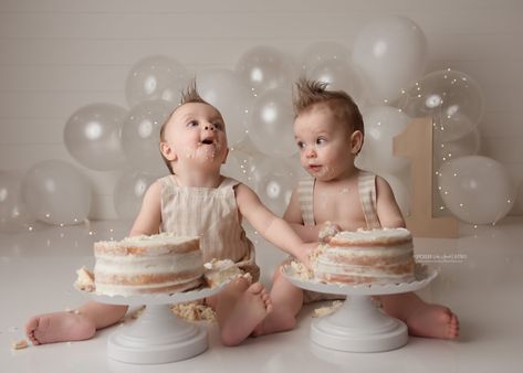 Smashed Cake Photoshoot, Twin First Birthday Photoshoot, Twins First Birthday Photoshoot, Smashed Cake, Twin Baby Birthday, Twin Cake Smash, Birthday Shoots, Twin Birthday Cakes, Baby Birthday Photoshoot