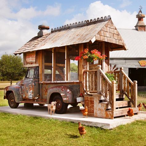 Country Living on Instagram: “A vintage truck ➡️ a chicken coop...have you ever seen something so country?! (🐓: @oldworldantieks, 📷: Ryann Ford)” Backyard Coop, Cute Chicken Coops, Chicken Barn, Chicken Coop Designs, Old Truck, Keeping Chickens, Backyard Chicken Coops, Ideas Hogar, Chicken Diy