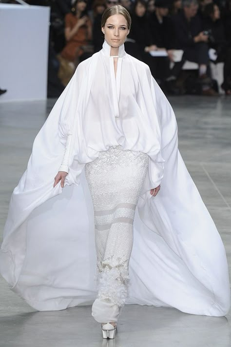 Crazy Runway Fashion, Detail Couture, Adventure Seeker, Fashion Silhouette, Fashion Layout, Stephane Rolland, Spring Couture, White Party, Fashion Gallery